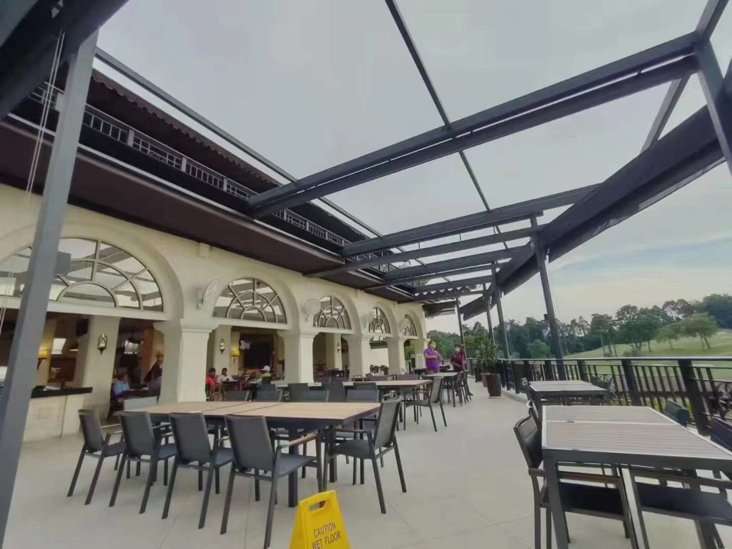 Outdoor restaurant patio overlooking a golf course | housetopic