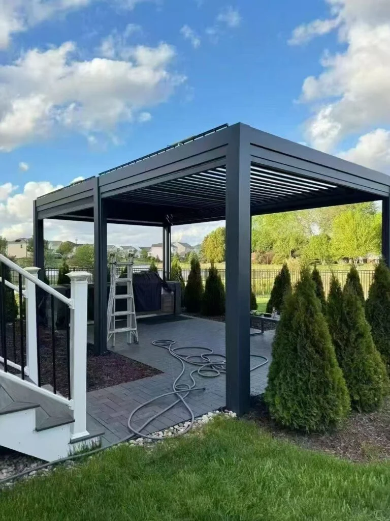 Modern dark gray aluminum louvered pergola | housetopic