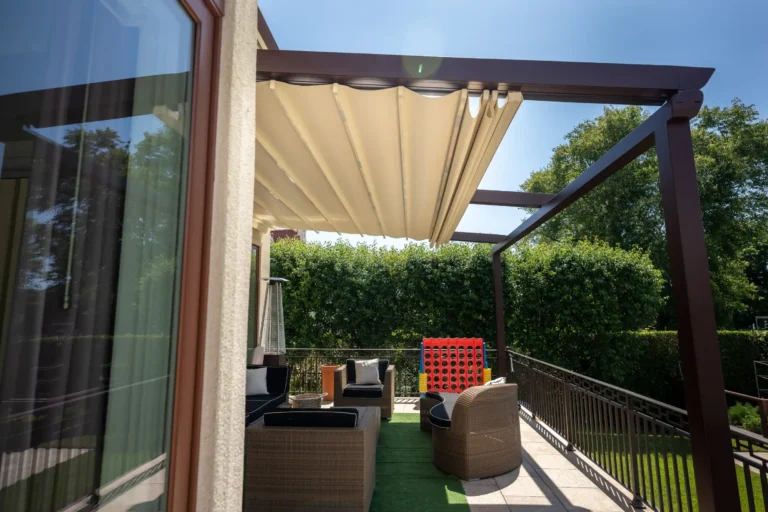 Retractable pergola over outdoor patio seating | housetopic