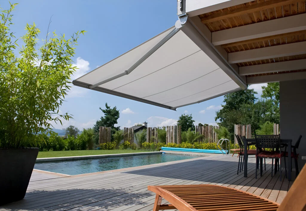 Modern patio with retractable awning | housetopic