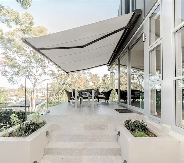 Modern patio with extended retractable awning | housetopic
